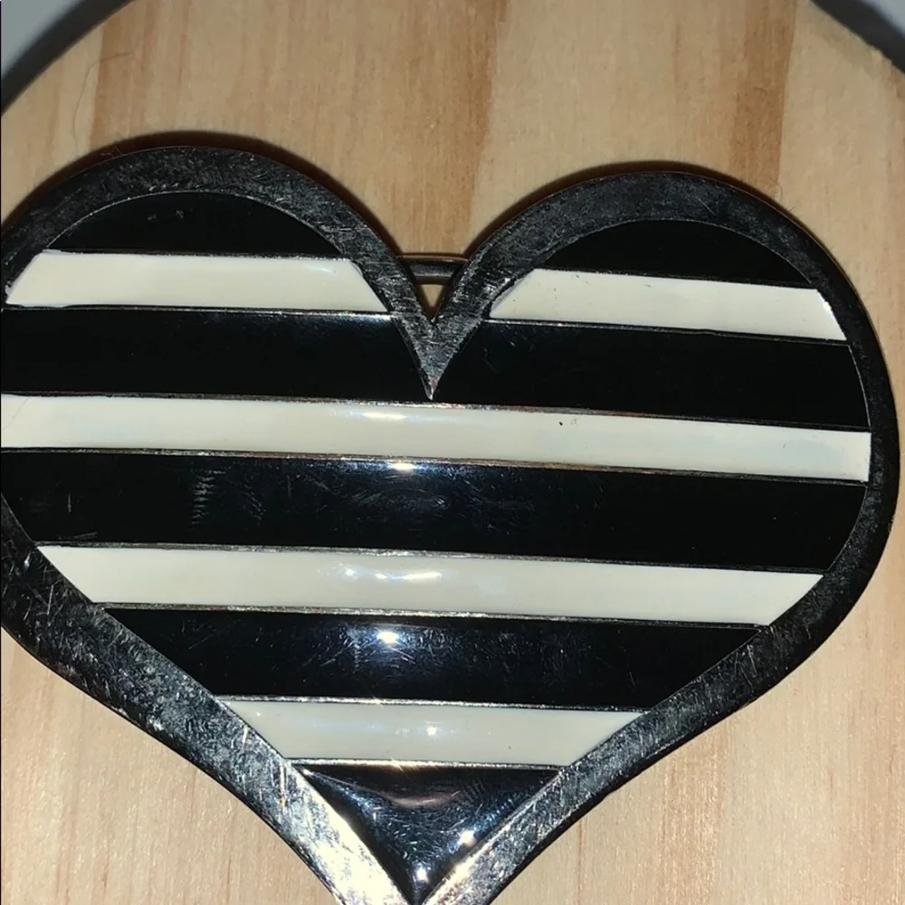 No Boundaries Black &White Heart belt buckle EUC